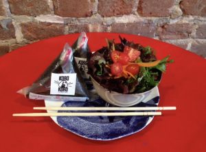 Une salade, deux onigiri = un repas sain et complet